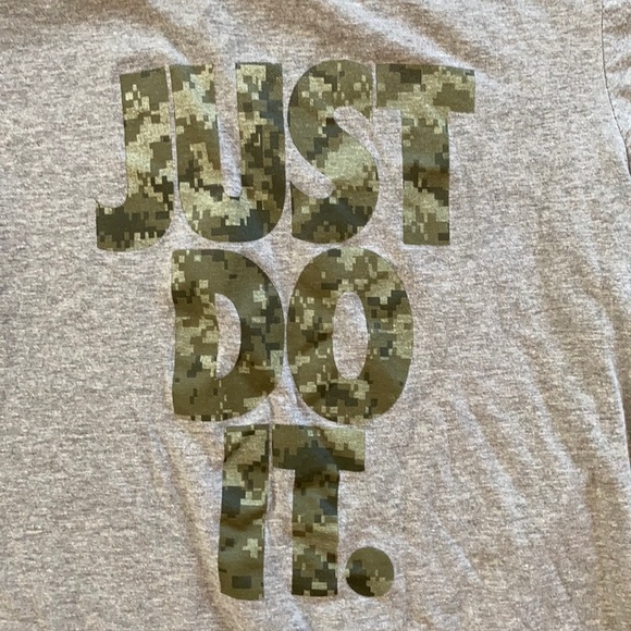Nike Shirt Top Women’s small Camo T-shirt - Picture 2 of 4